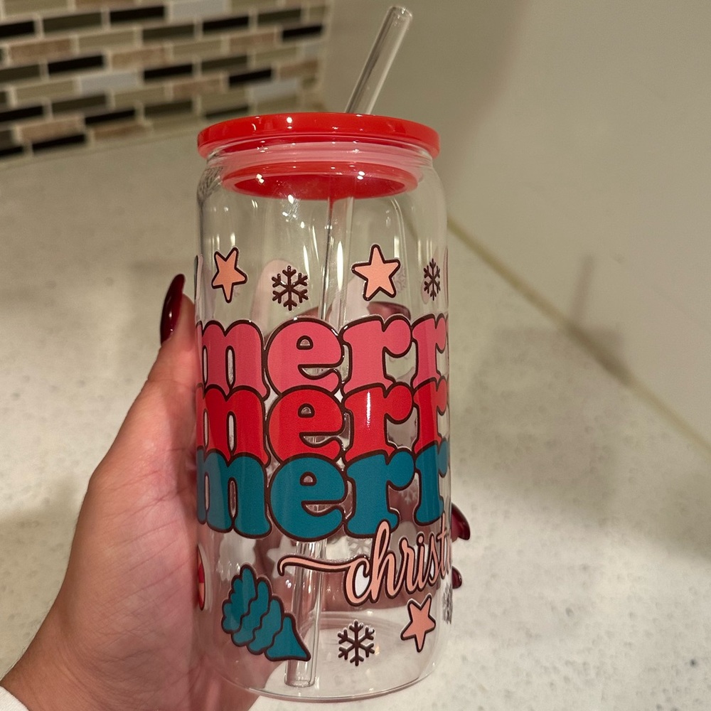 16 oz glass cup with red plastic lid , Christmas design 🎄🌲